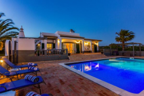 Countryside Villa w Panoramic View, Roof Terrace, Private Garden & Pool